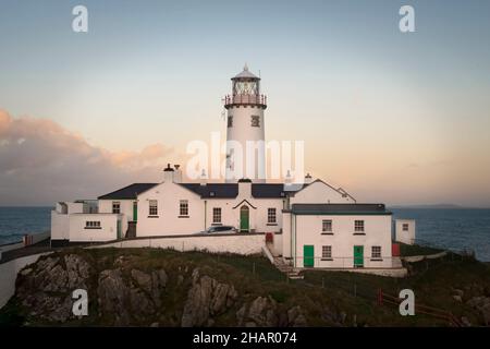 Der legendäre Fanad Head Lighthouse unter dem Mondlicht. Stockfoto