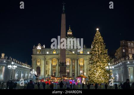 Rom, Italien. 14th Dez 2021. Von den Dolomiten bis zum Petersplatz. Ein Weihnachtsbaum die große Tanne stammt aus den Wäldern von Andalo und ist ein 113 Jahre altes Exemplar, 28 Meter hoch und mit einem Gesamtgewicht von 80 Quintals Credit: Independent Photo Agency/Alamy Live News Stockfoto