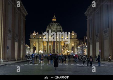 Rom, Italien. 14th Dez 2021. Von den Dolomiten bis zum Petersplatz. Ein Weihnachtsbaum die große Tanne stammt aus den Wäldern von Andalo und ist ein 113 Jahre altes Exemplar, 28 Meter hoch und mit einem Gesamtgewicht von 80 Quintals Credit: Independent Photo Agency/Alamy Live News Stockfoto