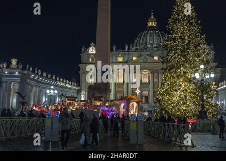 Rom, Italien. 14th Dez 2021. Von den Dolomiten bis zum Petersplatz. Ein Weihnachtsbaum die große Tanne stammt aus den Wäldern von Andalo und ist ein 113 Jahre altes Exemplar, 28 Meter hoch und mit einem Gesamtgewicht von 80 Quintals Credit: Independent Photo Agency/Alamy Live News Stockfoto