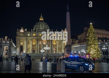 Rom, Italien. 14th Dez 2021. Von den Dolomiten bis zum Petersplatz. Ein Weihnachtsbaum die große Tanne stammt aus den Wäldern von Andalo und ist ein 113 Jahre altes Exemplar, 28 Meter hoch und mit einem Gesamtgewicht von 80 Quintals Credit: Independent Photo Agency/Alamy Live News Stockfoto