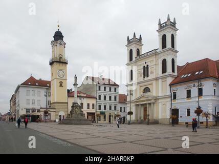 Die Pestsäule, der Uhrturm (Hodinová veža) und die Kathedrale des heiligen Franz Xaver (Katedrála svatého Františka Xaverského) auf dem SNP-Platz in Banská Bystrica, Slowakei. Stockfoto