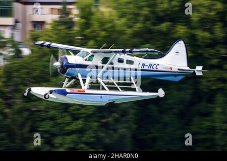 Sankt Wolfgang, Österreich - 5. Juli 2014: Kommerzielles Wasserflugzeug am See. Kleine und Sportflugzeuge. Allgemeine Luftfahrtindustrie. VIP-Transport. Ziviles utilit Stockfoto
