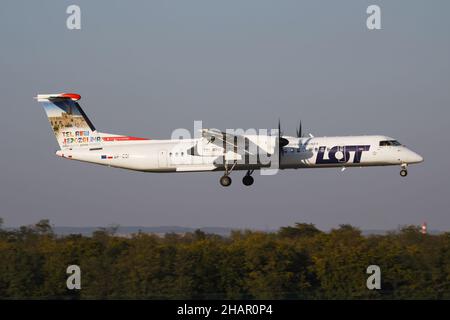 Budapest / Ungarn - 6. Oktober 2018: LOT Polish Airlines Sonderanfertigung Bombardier DHC-8 Q400 SP-EQI Passagierflugzeug Ankunft und Landung in Budapest Stockfoto