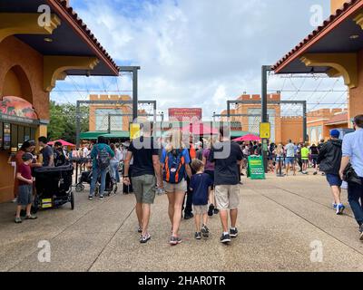 Tampa, FL USA - 11. November 2021: Die Menschenschnur am Eingang zu Busch Gardens in Tampa, Florida. Stockfoto