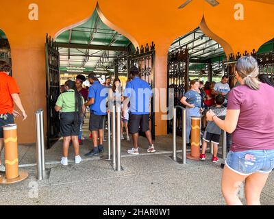 Tampa, FL USA - 11. November 2021: Die Menschenschnur am Eingang zu Busch Gardens in Tampa, Florida. Stockfoto