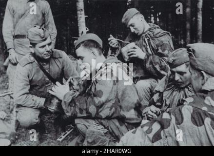 Kundschafter der Roten Armee und der 1st tschechoslowakischen Armee-Korps-Armee ruhen und essen im September 1944. Schwarz-Weiß-Vintage-Fotografie eines unbekannten Fotografen. Stockfoto