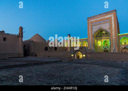 Allakuli Khan madrassah in der Altstadt von Chiwa, Usbekistan. Stockfoto