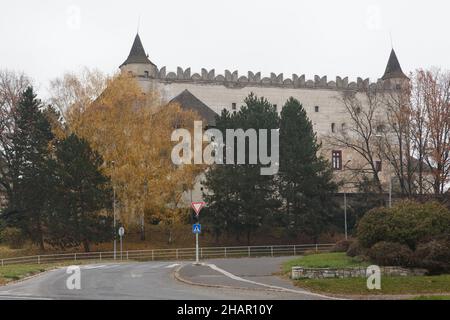 Burg Zvolen (Zvolenský zámok) in Zvolen, Slowakei. Die mittelalterliche Burg beherbergt jetzt ständige Ausstellungen der Slowakischen Nationalgalerie (Slovenská národná galéria). Stockfoto