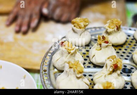 Chinesische Familie macht Shaomai (Reisknödel) mit Reis- und Schweinefleischfüllungen. Stockfoto