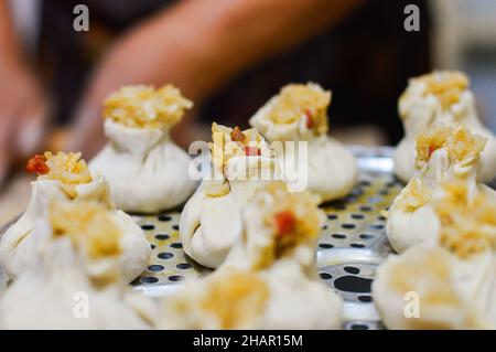 Ungekochter chinesischer Shaomai (Reisknödel) auf Dampfteller gelegt. Stockfoto