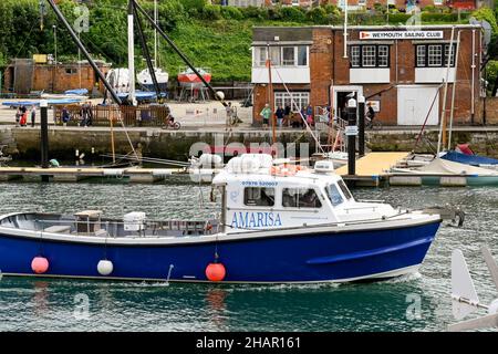 Weymouth, England - 2021. Juli: Kleines Fischerboot, das zum Hrabour in der Stadt Weymouth in Dorset zurückkehrt. Stockfoto