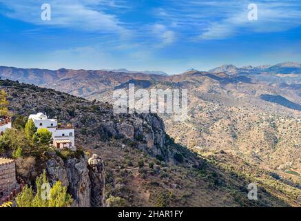 Die Montes de Málaga von Comares, einer Stadt 703 Meter über dem Meeresspiegel in Andalusien, Spanien. Es wurde von Griechen und Phöniziern im siebten Jahrhundert gegründet Stockfoto