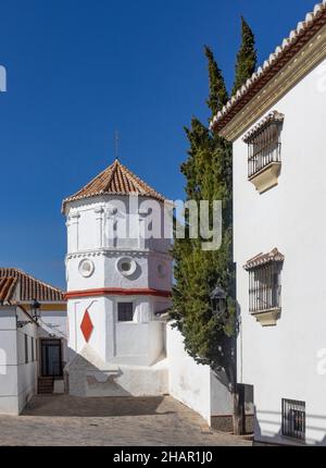 Die Kirche der Iglesia Nuestra Sñra de la Encarnacion aus dem 16th. Jahrhundert in Comares, Provinz Malaga, Andalusien, Spanien. Stockfoto