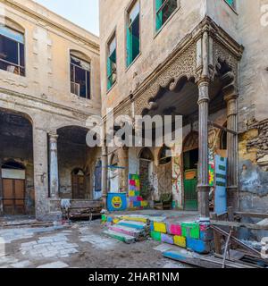 Tagesaufnahme von Bayt Madkour Pasha, historisches verlassene Haus in der Souq Al Selah Street, Darb Al Ahmar Bezirk, Alt-Kairo, Ägypten Stockfoto