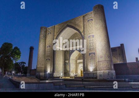 Abendansicht der Bibi-Khanym Moschee in Samarkand, Usbekistan Stockfoto