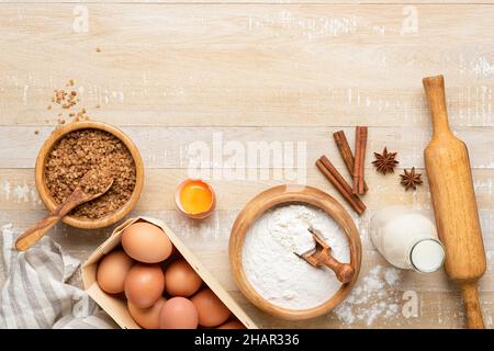 Zutaten zum Backen eines Kuchens auf Holztisch Hintergrund, flach legen, kopieren Platz für Text Rezept oder Design Stockfoto