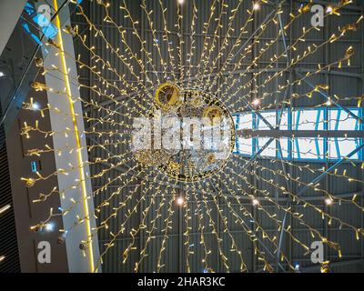 Breslau, Polen - November 27 2020: Blick auf weihnachtsdekorationen mit weihnachtskugeln und Lampen unter dem Dach Stockfoto