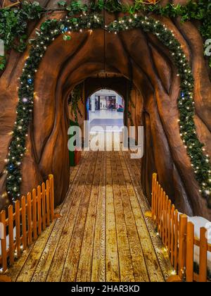 Breslau, Polen - November 27 2020: Tunnel im Baum als weihnachtsdekoration im Einkaufszentrum Stockfoto