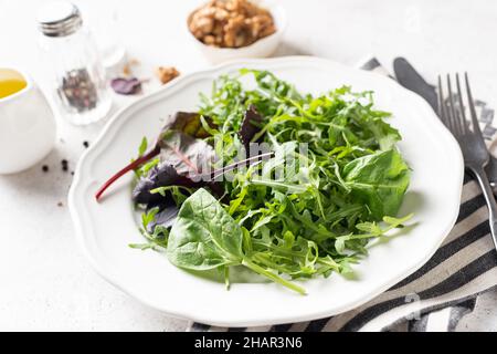 Gesunde vegane grüne Salatmischung auf dem Teller. Weight Loss kalorienarme Lebensmittel Stockfoto