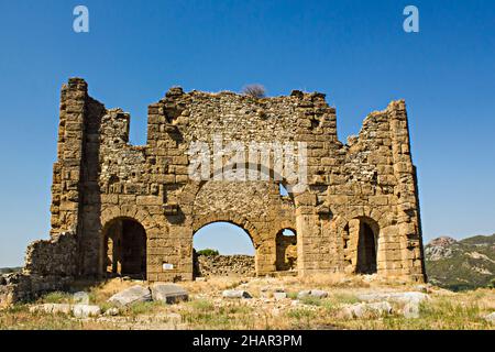 Die Basilika mit blauem Himmel auf dem anderen Hügel von Aspendos,Roman ruins.in die Stadt Antalya der Türkei Stockfoto