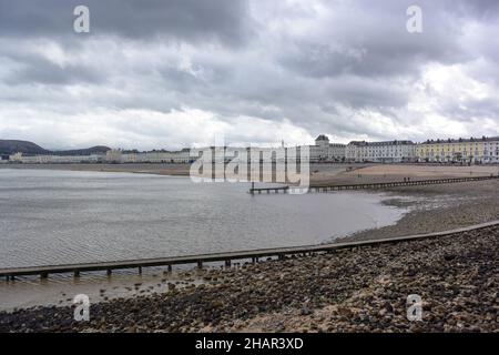 Promenade, Pier direkt am Meer in Llandudno, Wales. Stockfoto