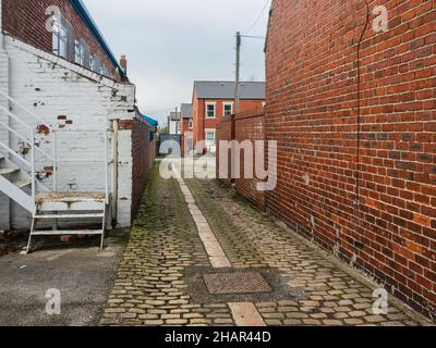 09.10.2021 St Helens, Merseyside, Großbritannien. Kopfsteinpflasterstraße an der Spitze der North Road in St. Helens, Merseyside. Editorial Stockfoto