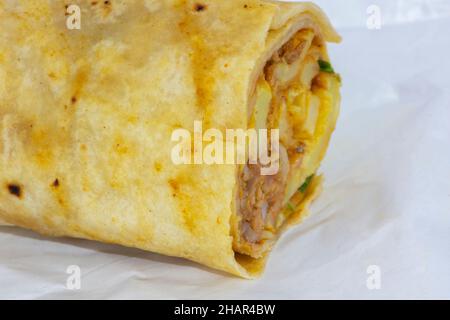 Nahaufnahme des türkischen Döners auf weißem Hintergrund. Stockfoto