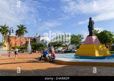 Arbeiter der Stadtverwaltung füllen den Brunnen im Parque de Santa Ana, Merida, Mexiko Stockfoto