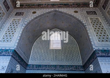 SAMARKAND, USBEKISTAN: 28. APRIL 2018: Innenraum der Bibi-Khanym-Moschee in Samarkand, Usbekistan Stockfoto