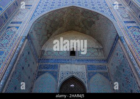 Iwan-gewölbtes Portal der Bibi-Khanym-Moschee in Samarkand, Usbekistan Stockfoto