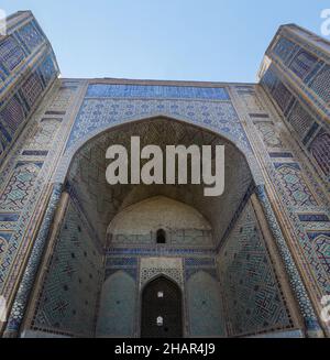 Iwan-gewölbtes Portal der Bibi-Khanym-Moschee in Samarkand, Usbekistan Stockfoto