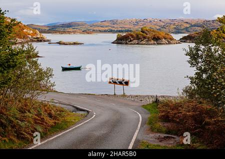 Blick über den Stegsteg von Kentra Bay, einer Bucht an der Straße von Acharacle nach Ardtoe auf der Halbinsel Ardnamurchan, Westküste Schottlands Stockfoto