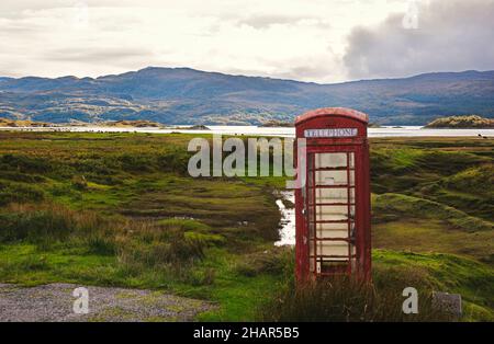 Eine rote Telefonbox in den Feuchtgebieten der Kentra Bay dient den winzigen Küstendörfern von Ardtoe auf der schottischen Halbinsel Ardnamurchan Stockfoto