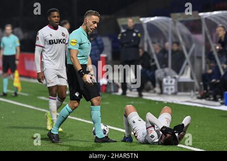 VELSEN, NIEDERLANDE - 14. DEZEMBER: Schiedsrichter Eijgelsheim, Ozan Kokcu von Telstar während des niederländischen TOTO KNVB Cup-Spiels zwischen Telstar und Spakenburg am 14. Dezember 2021 im Telstar Stadion in Velsen, Niederlande (Foto: Patrick Goosen/Orange Picters) Stockfoto