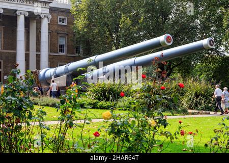 LONDON, GROSSBRITANNIEN - 19. SEPTEMBER 2014: Es handelt sich um Marineartillerie-Geschütze vor dem Eingang zum Imperial war Museum. Stockfoto