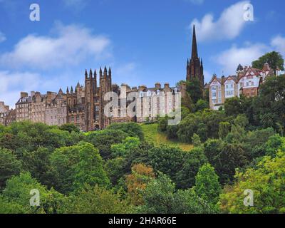 Die 'Altstadt' von Edinburgh liegt auf einem Hügel über der sogenannten Neustadt, die hier von unten betrachtet wird Stockfoto