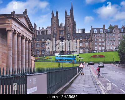 Gebäude der Scottish National Gallery an der Straße, die zum Castle Hill und der Altstadt von Edinburgh führt Stockfoto