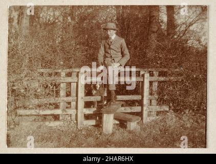 Vintage-Foto eines Teenage-Jungen mit Haustier Hund über einen Stil, Wandern, Landschaft, Edwardian England 1905 Stockfoto