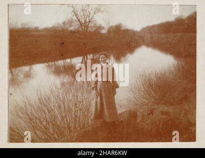 Vintage-Fotografie einer Frau, die an einem Fluss in North Yorkshire, Edwardian, Englisch, 1905, Anfang 20th Jahrhundert steht Stockfoto