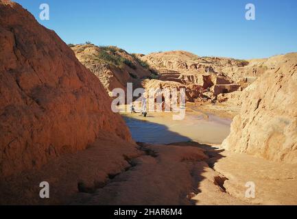 Ilakaka, Madagaskar - 30. April 2019: Gruppe unbekannter madagassischer Männer, die an einem sonnigen Tag mit Schaufeln Saphir in der oberflächennahen Seegrube abbauen, trockener roter Boden Stockfoto