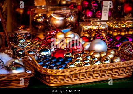 weihnachtsbaumkugeln verschiedener Farben im Verkauf in einem Weihnachtsmarkt Stockfoto