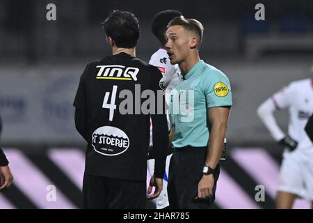 VELSEN, NIEDERLANDE - 14. DEZEMBER: Schiedsrichter Eijgelsheim während des niederländischen TOTO KNVB Cup-Spiels zwischen Telstar und Spakenburg am 14. Dezember 2021 im Telstar Stadion in Velsen, Niederlande (Foto: Patrick Goosen/Orange Picters) Stockfoto