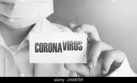 Krankenversicherungskarte mit Coronavirus, die darauf geschrieben ist. CoVid-19 Pandemiewarnquarantänekonzept. Stockfoto