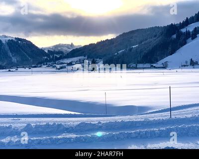Langlaufloipe mit zwei Stöcken markiert. Winterszene im Tal Studen im Kanton Schwyz, Schweiz berühmt für Langlauf. Stockfoto