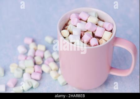 Becher mit heißer Schokolade und farbenfrohen Marschmalven Stockfoto
