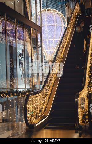 Shine Helles Licht während der Weihnachtszeit in den Shops at Hudson Yards, New York City, USA 2021 Stockfoto