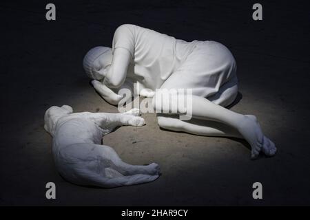 Hangar Bicoccca, Mailand: Blick auf Breath Ghosts Blind von Maurizio Cattelan, Carrara weiße Marmorskulptur einer Person und eines Hundes, die einander gegenüberliegen Stockfoto