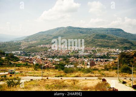 Aussichtspunkt über die Stadt San Gil vom Cerro de la Cruz, Santander, Kolumbien. Hochwertige Fotos Stockfoto