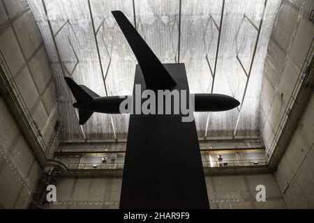 Hangar Bicocca, Mailand, Italien: Breath Ghosts Blind von Maurizio Cattelan, schwarzer Monolith mit Flugzeug, Erinnerung an die Angriffe vom 11. September 2001 Stockfoto